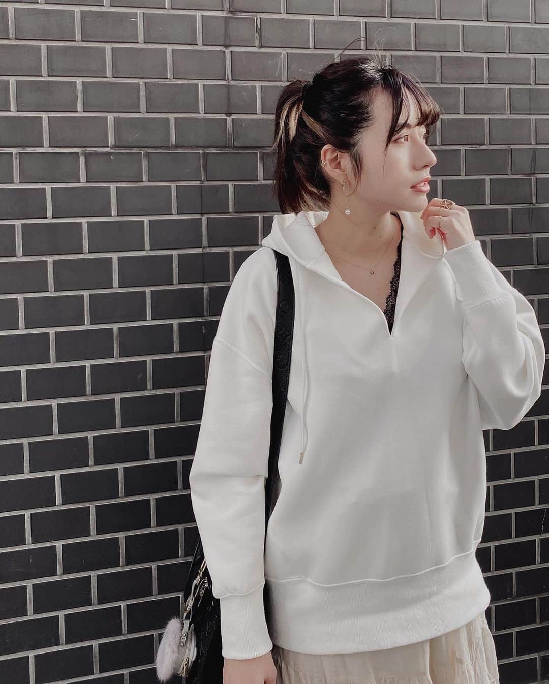 ヴァネッサ・パンさんのインスタグラム写真 - (ヴァネッサ・パンInstagram)「white x ポニーテール 難得輕鬆一點的打扮，可以嗎？🪴」4月13日 19時20分 - kazuminoomi