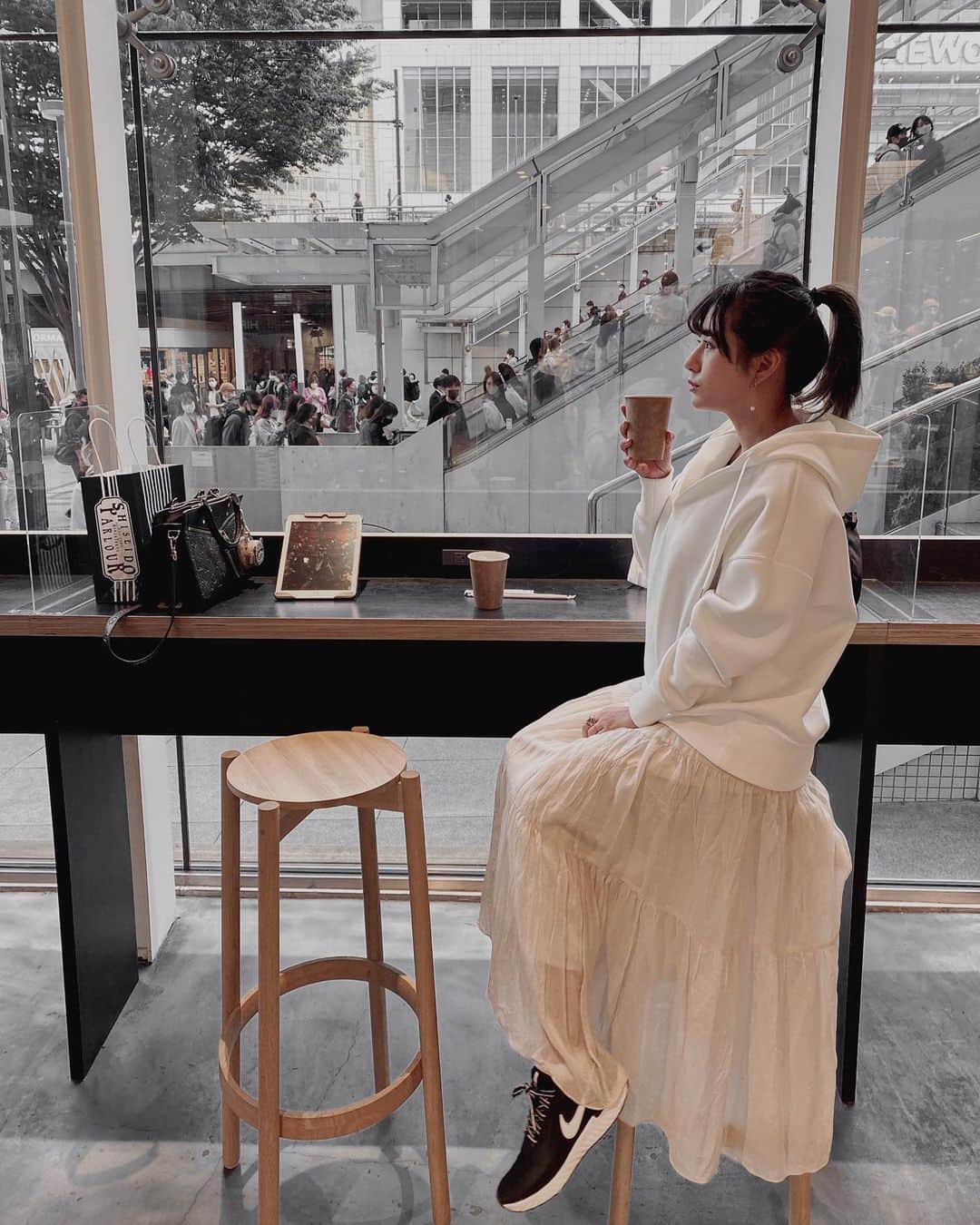 ヴァネッサ・パンさんのインスタグラム写真 - (ヴァネッサ・パンInstagram)「white x ポニーテール 難得輕鬆一點的打扮，可以嗎？🪴」4月13日 19時20分 - kazuminoomi
