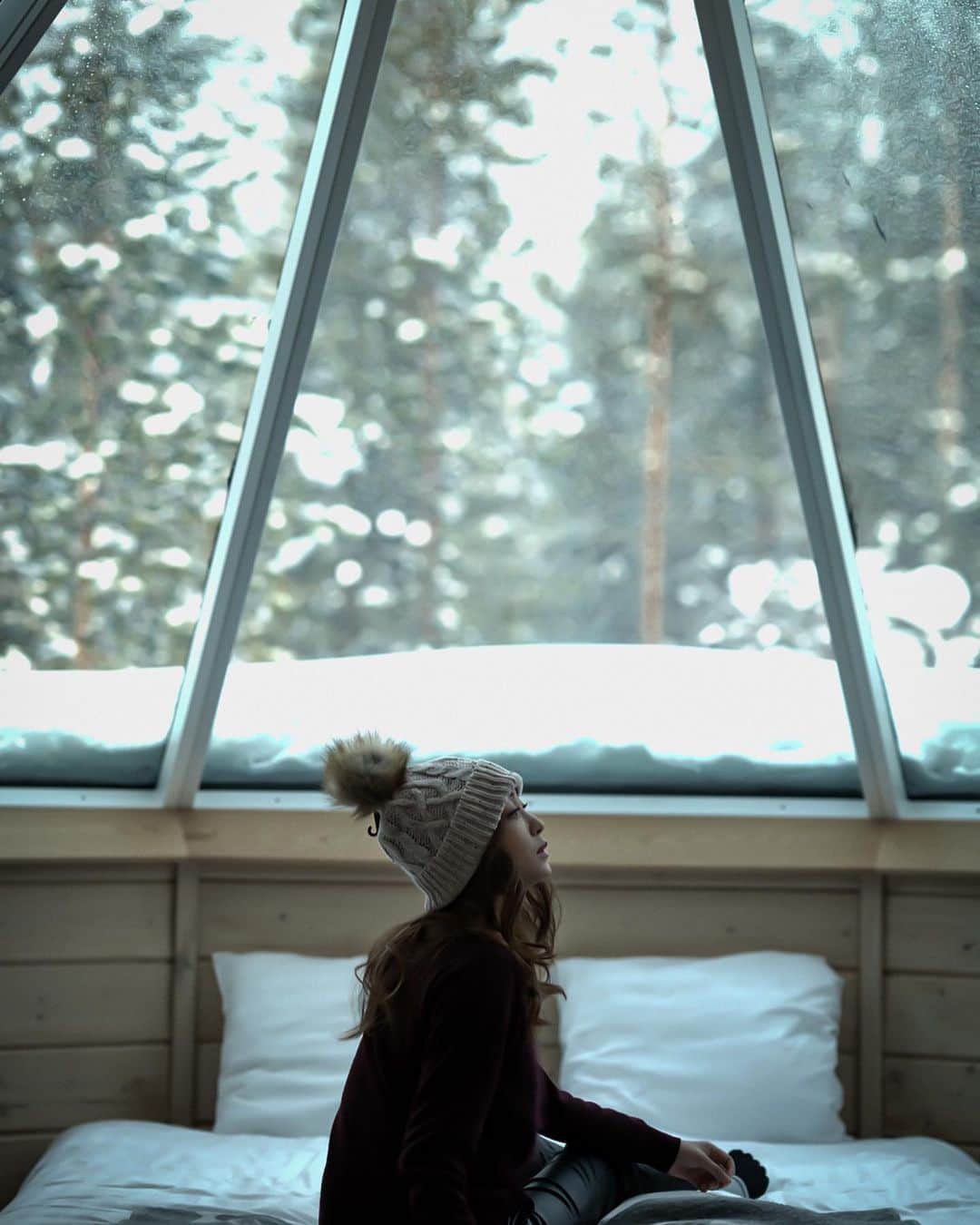 辰巳奈都子さんのインスタグラム写真 - (辰巳奈都子Instagram)「How amazing room‼︎😘  #saariselkä#fin#finland#scandinavia#northenlights#northernlightsvillage#trip#travel #glass#igloo#glassigloo#room#aurora#cabin  誰か帽子にタグがついたままだよって教えてあげて💫🙏🏻🧤🧣」4月13日 19時24分 - tatsumi_natsuko