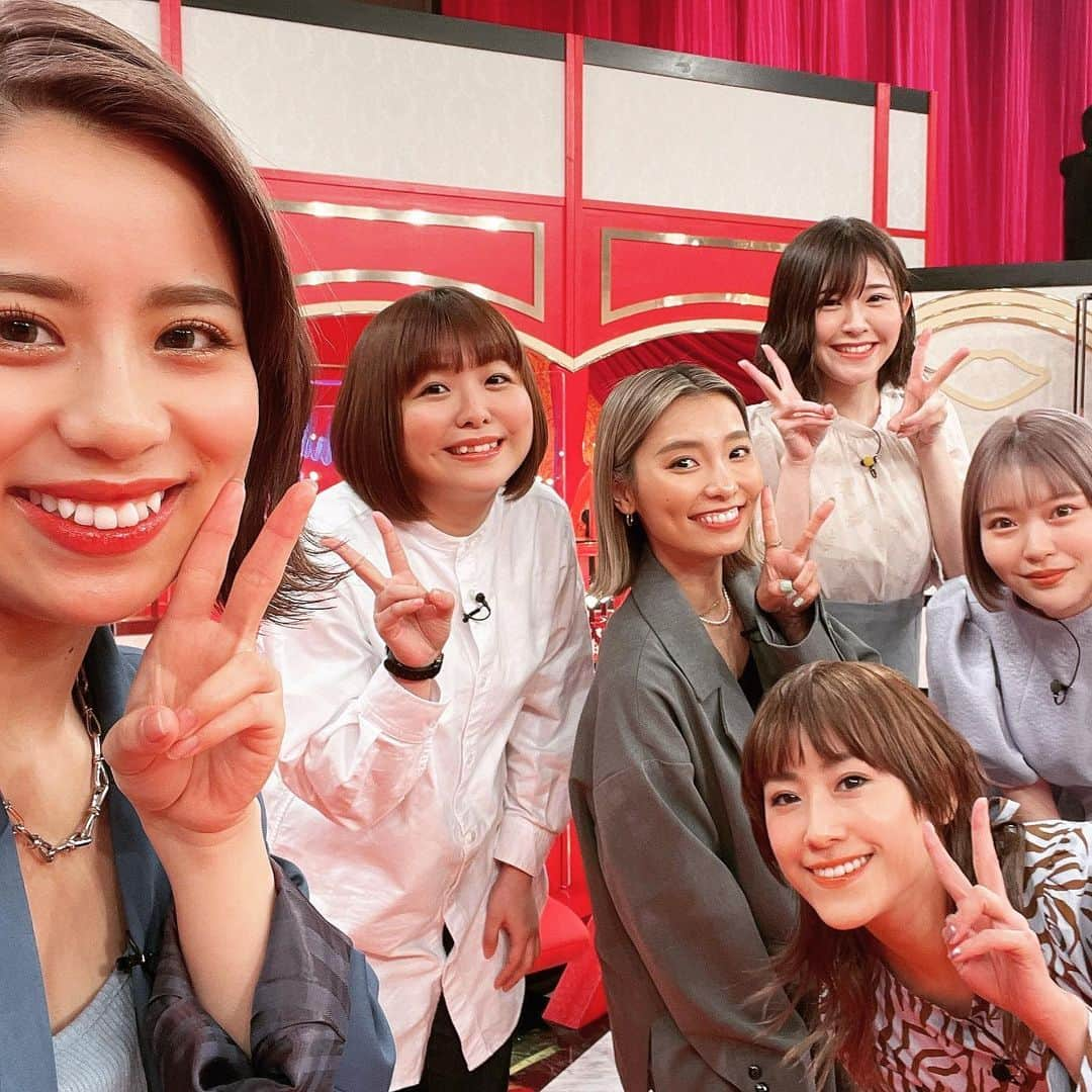 中居大輔と本田翼と夜な夜なラブ子さんのインスタグラム：「💄✨  ＼次回の #夜なラブ は4月29日(木)よる11:56〜 💋／  レギュラー放送もおやすみが続きますが、 ラブ子さんの笑顔でHappyになりましょう😘  SP収録時のラブ子さん達🤩💓 自撮りしてくれました！✨  いつもと違う雰囲気に ドキドキワクワクなラブ子さん達でした💫  #中居大輔と本田翼と夜な夜なラブ子さん #中居正広 #宮川大輔 #本田翼 #松本まりか #夜なラブ #夜なラブSP #カップル #キュン #笑顔 #写真 #収録 #カップルフォト」