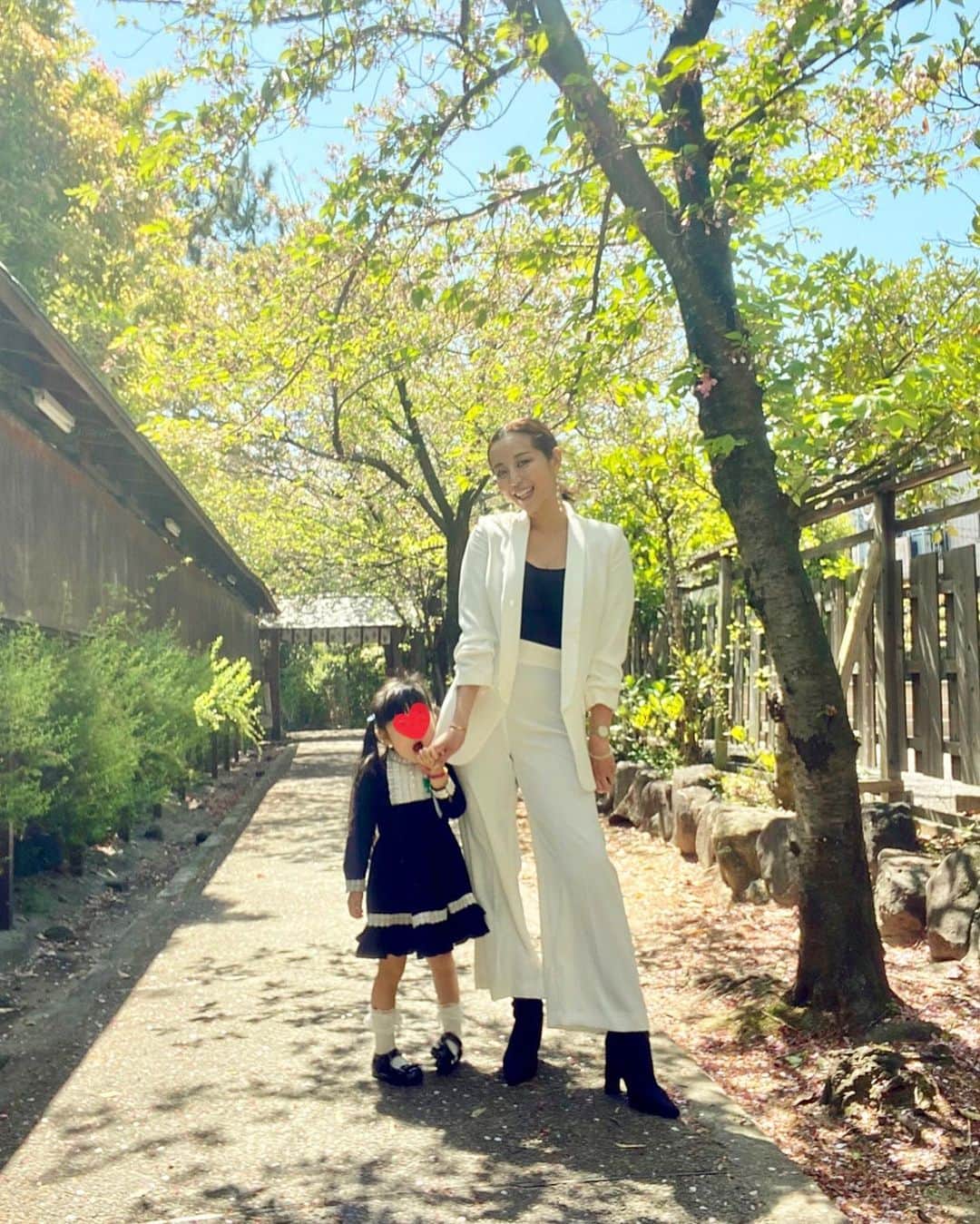 PINKYのインスタグラム：「娘の入園にお祝いメッセージをくださった皆様、ありがとうございます😊🙏💌❤️✨  入園式コーデについてご質問いただいたので詳細を2枚目にタグ付けします🏷🌟  ピアスとネックレスは @amate_bijou のもの💫 特にクリスタルピアスは華やかで、こういうハレの日によく合います❤️✨  そして、白のスーツを着るのはなんと5年ぶり！ お兄ちゃんの中学校の入学式以来眠っていました🌸🏫  配布物もあるかと思ったので、バッグは大容量のピーカブー👜  娘のクラシックなお洋服は一目惚れしたシャーリーテンプルのものです👧🏻❤️  ・・・ 　 #love #happy #family #mamalife #babygirl #3歳 #入園式 #入園式コーデ　#Amatebijou #アマテビジュー」