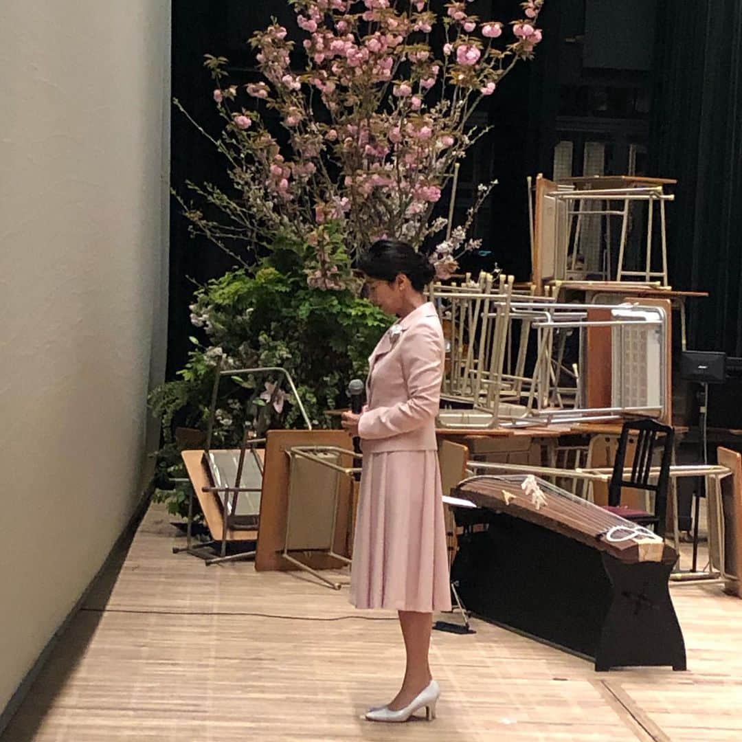 宮崎美子さんのインスタグラム写真 - (宮崎美子Instagram)「先日、11日の日曜日ですが、熊本市民会館シアーズホーム夢ホールにて「熊本地震発生から5年　私たちの未来」が開かれ、私も朗読の担当で出演させていただきました。  学生さん達から寄せられた、短歌や俳句、自由詩を邦楽の演奏に合わせて朗読させていただきました。  邦楽に触れる機会もあまり無い中での大役でしたが、演奏者の皆様と、合唱してくださいました、NHK合唱団と、尚けい中高生の皆さんのおかげで素晴らしい公演となりました。  観に来ていただいた皆さん、ありがとうございました。  #熊本 #シアーズホーム #熊本地震 #熊本地震復興」4月13日 19時56分 - miyazakiyoshiko.official