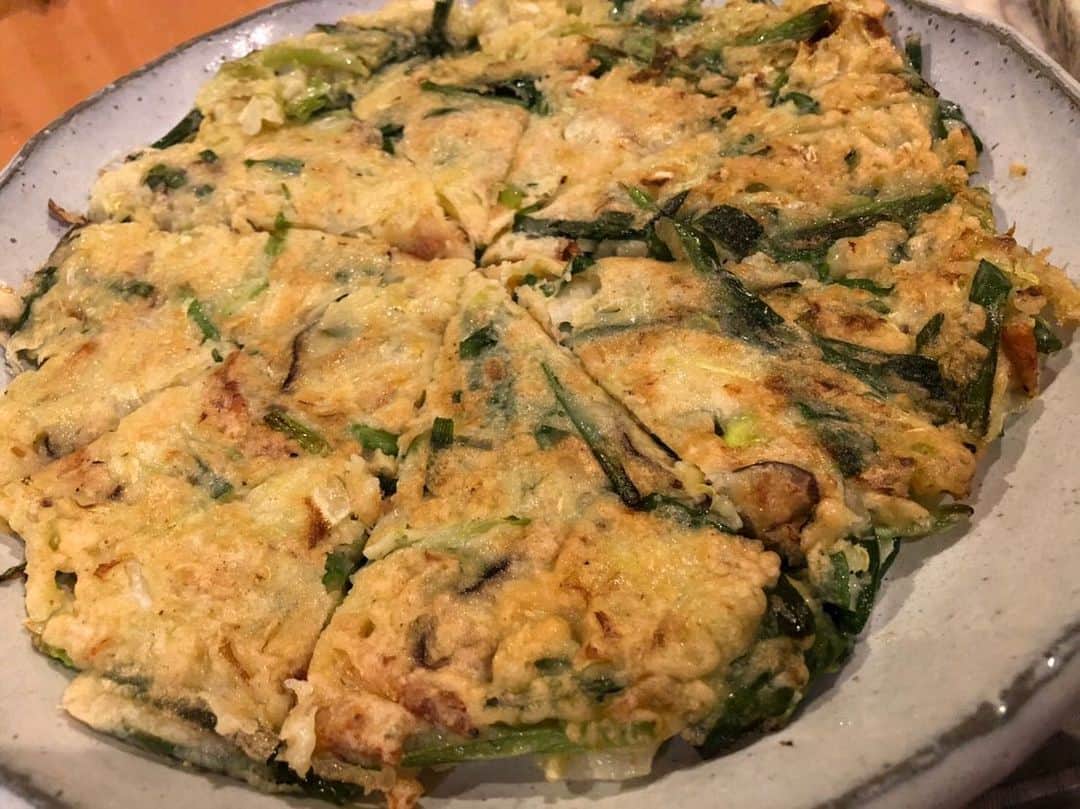 のインスタグラム：「今夜のご飯😊 春キャベツと韮 椎茸 干し海老のチヂミ 焼き茄子 焼き万願寺とうがらし トマトと大葉のサラダ 豚肉たっぷりのゴーヤチャンプルー 今日は かあちゃんの味です👍 みんなで 美味しく いただきました💖  #お家ご飯 #家族でご飯 #かあちゃんの味 #野菜たっぷり #毎日を楽しく #幸せのレシピ #今日食べた物が明日の身体を作る」