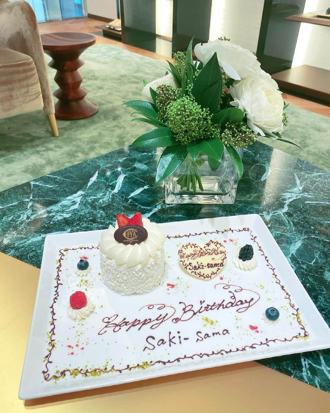 サキ吉さんのインスタグラム写真 - (サキ吉Instagram)「FENDIでお誕生日お祝いしていただきました🥲💕💕💕 担当さん大好き😭😭😭💗 ずっとついていきます🥺❤️ ． #fendi  #birthday」4月13日 19時58分 - sakikichi1201