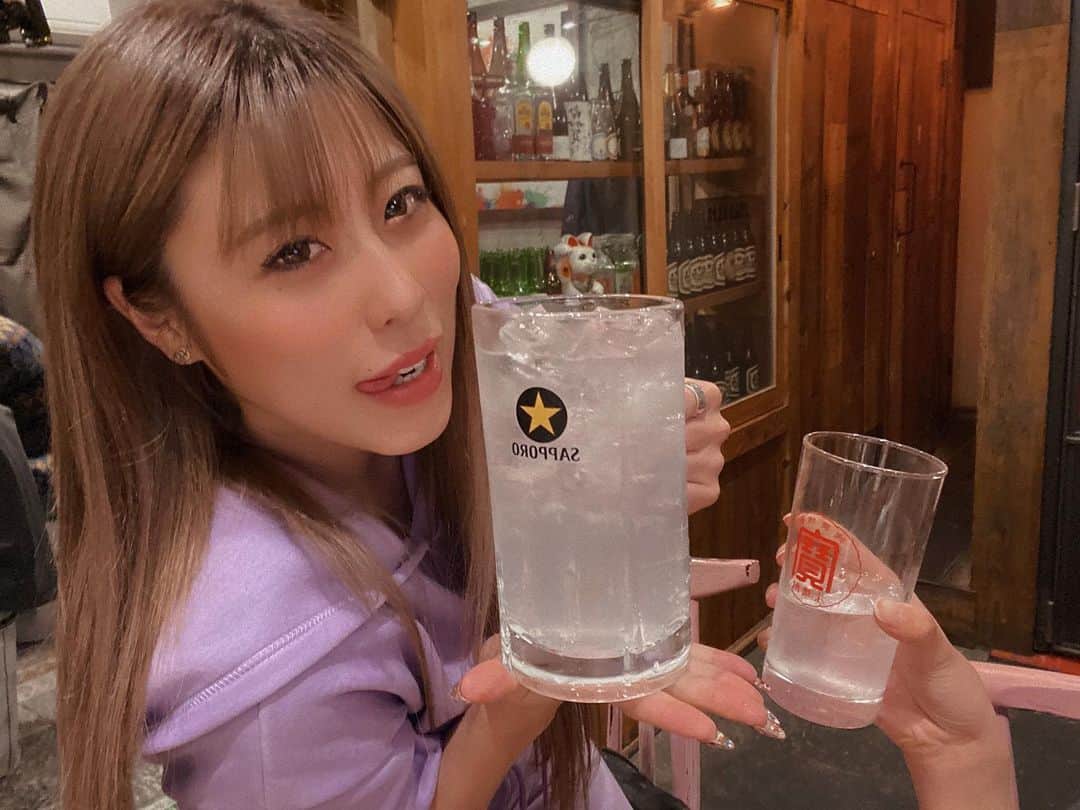 りなのインスタグラム：「毎日飲みべ高いから 私の臓器どーなってるんやろう🍾」