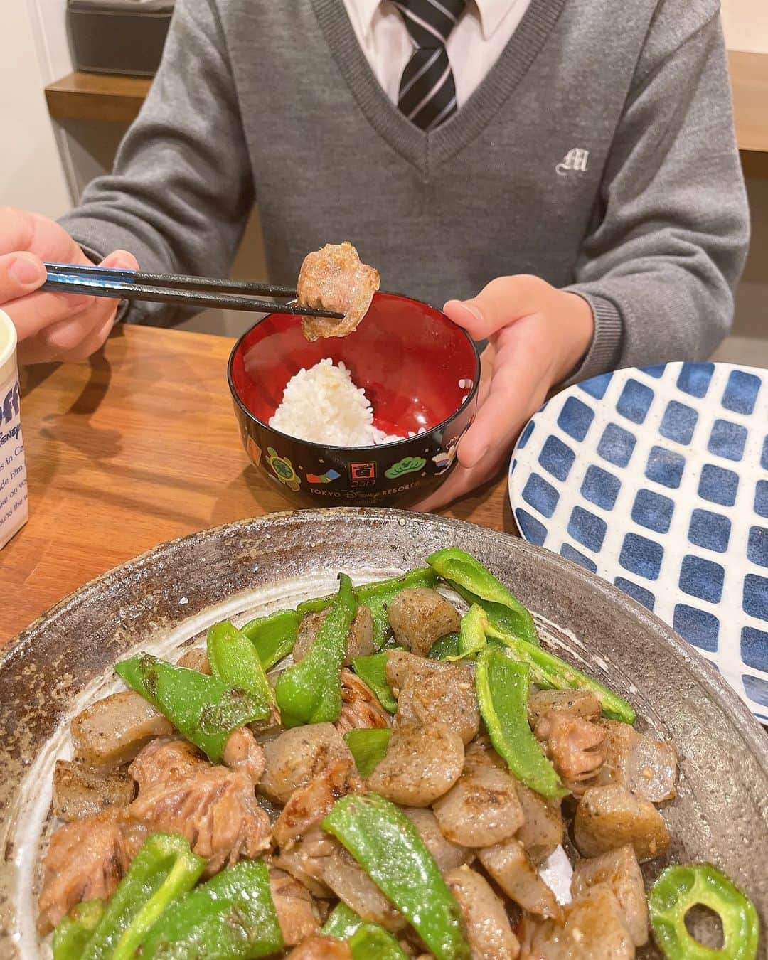 みきママさんのインスタグラム写真 - (みきママInstagram)「【給料日前のつくねです！！】  豚ひき肉300g＋豆腐300gで、さもお肉600g食べてる感があり、さらに給料日前のカツカツにぴったりな、節約どでかつくねです✨  美味しすぎて食べ切っちゃうところがデメリットなので、はる兄のお弁当の分を先に拝借しちゃいます😆😆😆  杏ちゃんつくね1/3＋ご飯1杯をペロリです❗️  れんくん「砂肝うまい❗️」砂肝で白米を食べていました。  給料日前のつくね（本のレシピ名です）と砂肝炒めの作り方は100たのに載っています🤗  れんくんも杏ちゃんもお疲れです。新学期は新しいことばかりで疲れますね。ママはみんなの名前書きといろんな登録で疲れました。  すると、杏ちゃん「給食が美味しくて楽しい！今日はジャムパンとシチューとサラダだった！」ってさ。  よかったね、さ、明日に備えてお休みなさい🌙  #みきママ　#100たの　#つくね　#砂肝」4月13日 20時38分 - mikimama_official