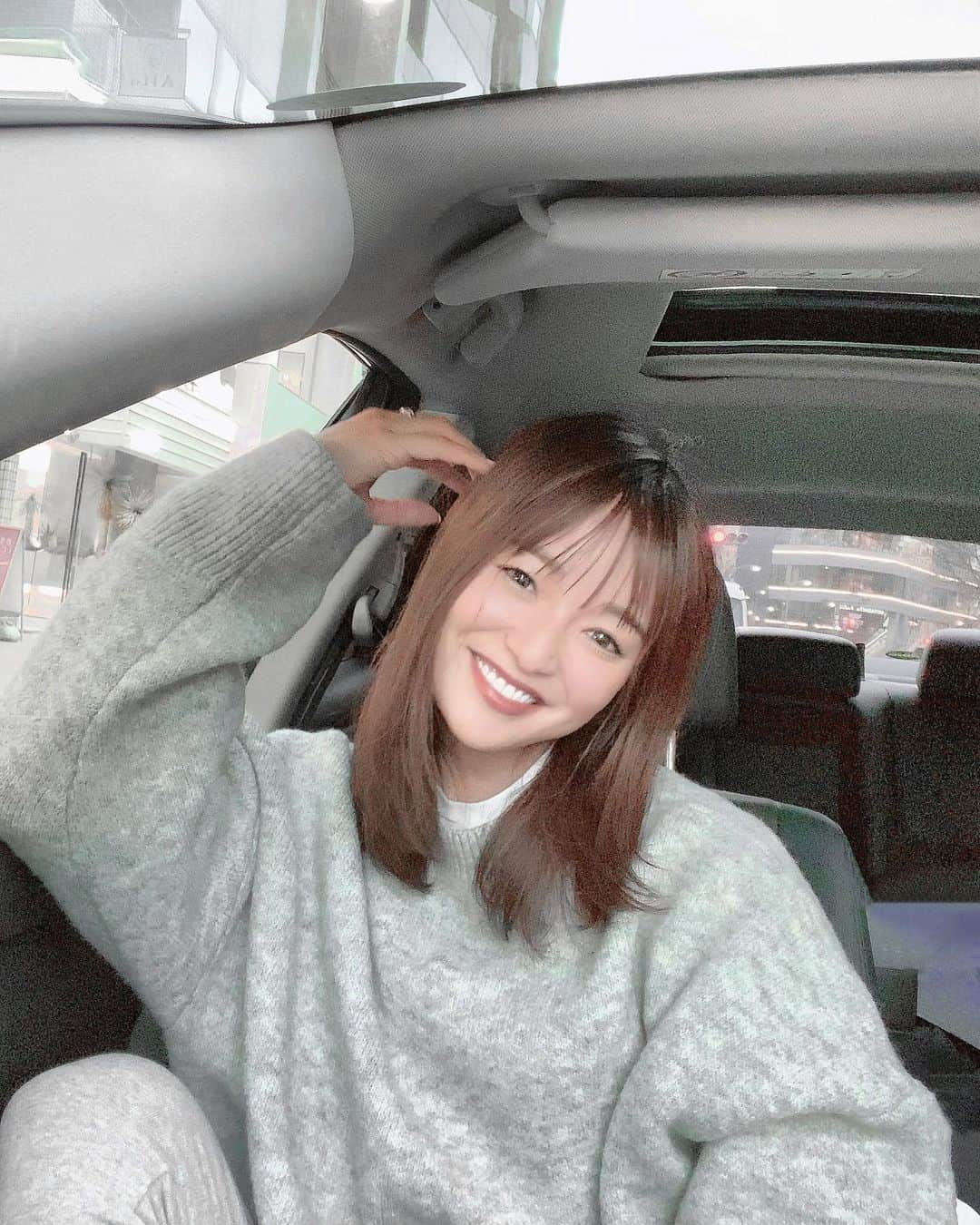 紺谷みえこのインスタグラム：「週末は寒くてニットでした🧶𓂃𓈒𓏸 早く暖かくなるといいな。 #旅行 #インテリア #幸せ #ニット #ドライブ #車 #週末 #大人 #ドライバー #人」
