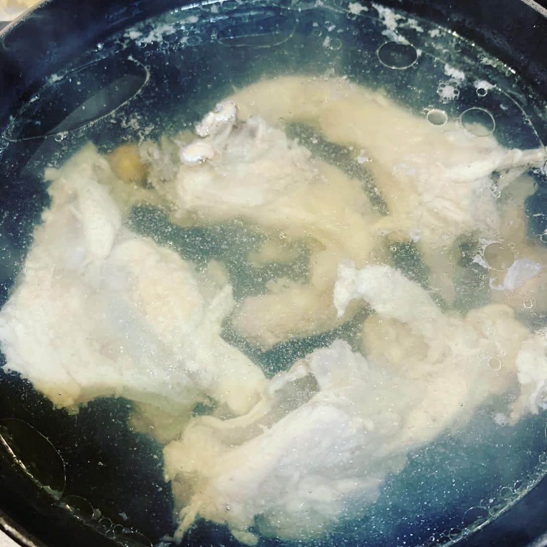 水野美紀さんのインスタグラム写真 - (水野美紀Instagram)「今日は鶏ガラを煮出しましてですね。 #ワーママ  #いちにちいちスープ  ⠀ 【by 水野】」4月13日 20時40分 - mikimizuno_official