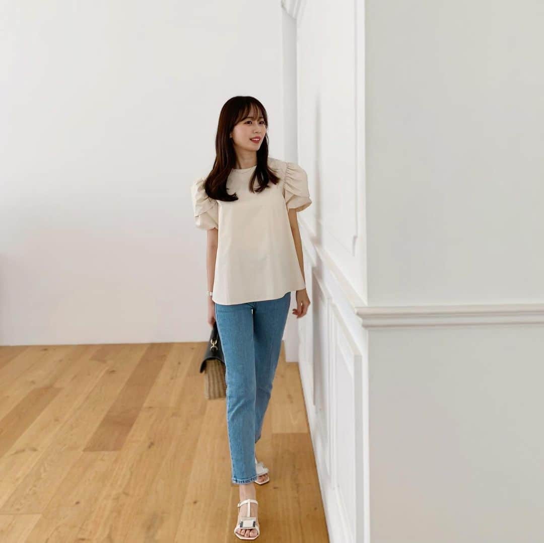 ハンナミのインスタグラム：「white. beige. mint 🕊 皆さんは何色が すきですか ? 🤍  blouse @eneu.official」