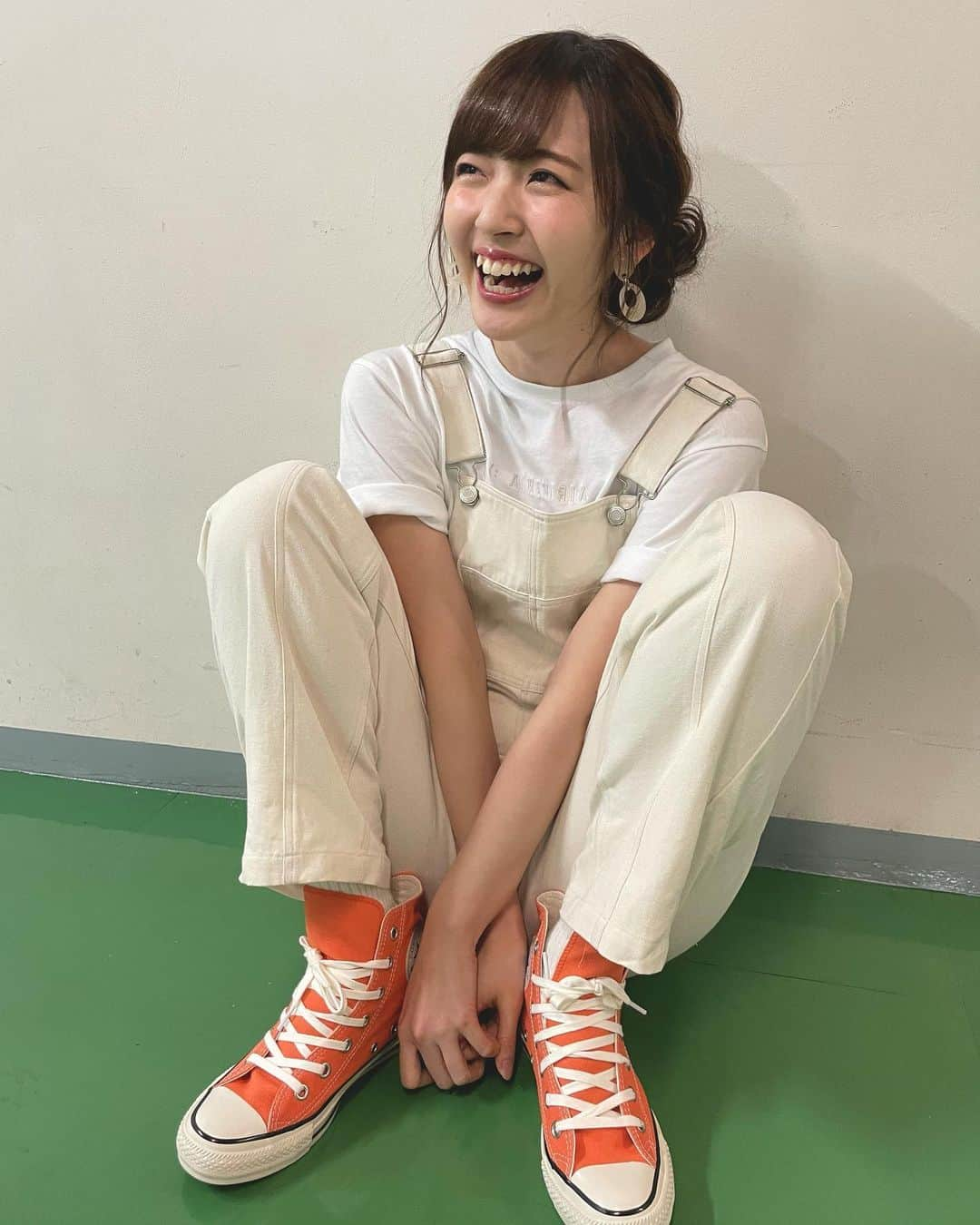 鈴木愛理さんのインスタグラム写真 - (鈴木愛理Instagram)「✴︎27歳﻿ ﻿ ﻿ ...の前日の写真🤣﻿ ﻿ たくさんのおめでとうメッセージ、﻿ ありがとうございました✨﻿ ﻿ 27歳。﻿ 私が想像していた27歳はもう少し大人だったな。﻿ (と毎年言っている気もしますが、笑)﻿ ﻿ 自分の行動や言動に、より責任を持ち﻿ 良いと思ったことを"良い"としっかり発信する。﻿ 全ての積み重ねが今の自分を作っている。だから今の私は笑顔なんだ、と胸を張って言える。﻿ ﻿ 生きていることに、説得力もありながら﻿ ひとつひとつに丁寧な大人になりたいです。﻿ ﻿ 止まることのできない性格なので﻿ 常に少しでも前へ上へ進んでいけるような﻿ 毎日を過ごせたらなと思います🥰﻿ ﻿ 26歳の1年﻿ 世の中は止まってしまったようにも見えましたが﻿ 自分の中ではとても貴重な一年でした。﻿ こうでなければ気づけなかったこと。﻿ この環境になったからこそ起こった出来事。﻿ 全ての事象が、明るい未来へと繋がってると信じて進む、そしてそこにいる自分をちゃんと信じてあげたくなる。そんな26歳でした。﻿ ﻿ いろんな出逢いの中で、まだまだ新しい世界があるんだなという気づきもありましたし、それだからこそ27歳も更なる景色が見たくなります✨﻿ ﻿ 人生、上と前だけ見てたらキリないですね🤣  振り返った時に﻿ あぁ、気付いたら、みんなたくさん笑ってたな〜と思える1年になりますように🌞 ﻿ 27歳の私もよろしくお願いします🍀」4月13日 20時42分 - airisuzuki_official_uf