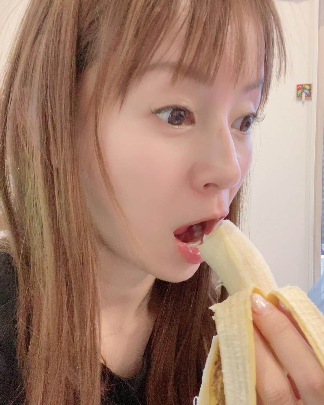 鈴木亜美さんのインスタグラム写真 - (鈴木亜美Instagram)「なんかさっ、バナナ食べさせてたらさっ、途中から2人で仲良くラブラブ食べ始めたからさっ、あたしゃ1人でヤケ食いしたさっ🍌 #バナナストーリー #大食い #じなんぼう  #お兄ちゃんの分も食べた #それでも足りないと泣く #すぐ晩ご飯だから #ホワイトシチューも #飲み物の様に食べ尽くした #カレーは飲み物 #シチューは飲み物 #ハンバーグは飲み物」4月13日 20時42分 - amiamisuzuki