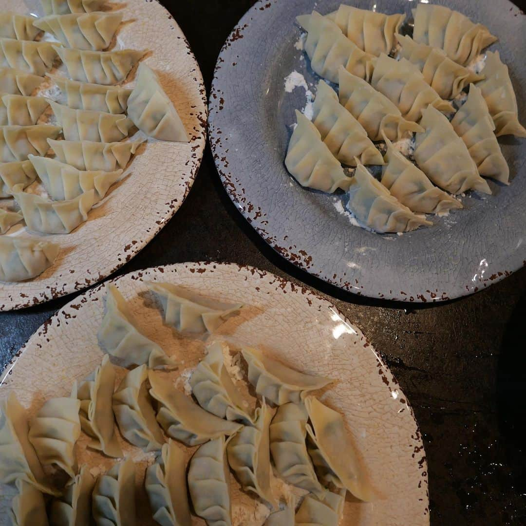 中川珠里さんのインスタグラム写真 - (中川珠里Instagram)「.﻿ ﻿ またまた🥟の投稿。﻿ ﻿ 今回は新たに干し椎茸とジューシー目指して﻿ ゼラチンも追加しました。←母伝授﻿ 今日は100個包みました。﻿ ﻿ 将来かいりが大きくなったら﻿ お母さんのご飯で1番好きなのは餃子‼︎と﻿ 言ってもらえるの夢見てます🤍﻿ ﻿ それから今日は冷蔵庫整理をしたついでに﻿ よく質問をいただく我が家の調味料を﻿ ドーンと紹介します‼️﻿ ﻿ 夫婦揃って調味料マニアなのでね﻿ 旅先で必ず買うのは調味料です💡﻿ こちらほんの一部ですが﻿ よく出番の多いものです〜﻿  #調味料マニア#餃子」4月13日 20時47分 - juri1104