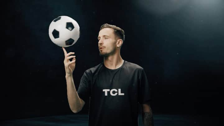 サウル・ニゲスのインスタグラム：「Greatness, it's all in the details ⚽ 📺. #TCLTeam #DisplayGreatness @tcl_espana」