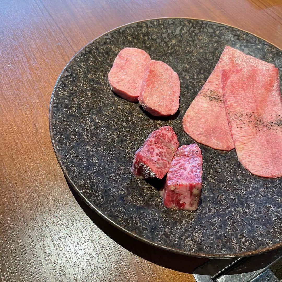 chiharuさんのインスタグラム写真 - (chiharuInstagram)「美味しいお肉と美味しいワイン✨﻿ ﻿ 素敵な空間でゆっくり食事ができて、﻿ 幸せな時間でした🤍﻿ ﻿ #うしごろ#ushigoro #うしごろ表参道店﻿ #ushigorobambina #ushigorokan#焼肉」4月13日 21時02分 - chii.pink
