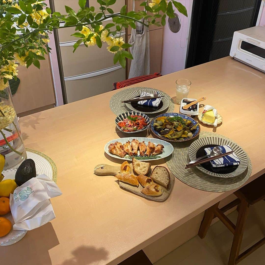 RIKACOさんのインスタグラム写真 - (RIKACOInstagram)「😊 オーブンに入れるだけの料理😆久々に次男と家で食べる夕食。 2人だと無口で会話がないレンだけどほんわか感がいい😊 #家族の時間 #夕飯　#簡単レシピ  #rikacotable  #❤️ 家のハーブ達が活躍！」4月13日 21時05分 - rikaco_official
