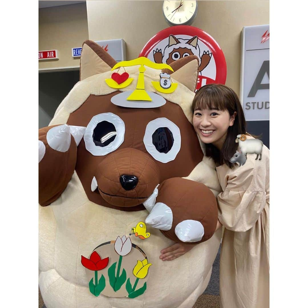 小松﨑花菜さんのインスタグラム写真 - (小松﨑花菜Instagram)「ドデスカ！☀️ 本日もありがとうございました♩ 放送後、ウルフィが一緒に写真を撮ってくれました🌷  ちなみに2枚目の集合写真は、竹田さんが 「小松﨑だけドデスカポーズしてないじゃん！」 と気付き、撮り直してもらいました。...が、 その写真は竹田さんが綺麗に目をつぶっていました😴 (なのでその1枚はお蔵入りです。笑)  マチQもうれテルも 引き続きよろしくお願いします🙏  #ドデスカ #アナウンサー  #遼河はるひ さん　#山根佐由里 さん　#坂野敬人 さん」4月13日 21時09分 - hana_komatsuzaki