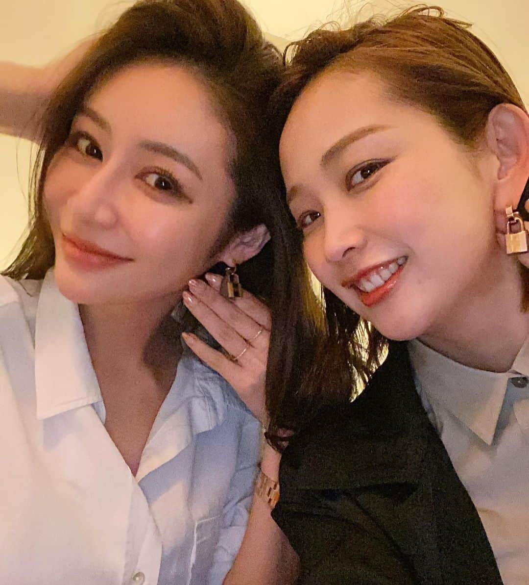 のインスタグラム：「@maako_nakagami とお揃いのピアス買ったよ🥺　 エタンとゴールドを買って、1個ずつ交換してチグハグにした❤️  リンクジュエリーするなんて、 女子高生の気分でございますww  10年以上前からもはや家族。 東京にまーちゃん帰ってくると 思い出が多すぎて濃すぎていつも時間が足らなくなる😂 気づいたら2日間ほぼ一緒w  これからも色んな伝説を一緒に作っていきたい😇😇  #早くまたきてね #オーケリー　#ペアジュエリー」