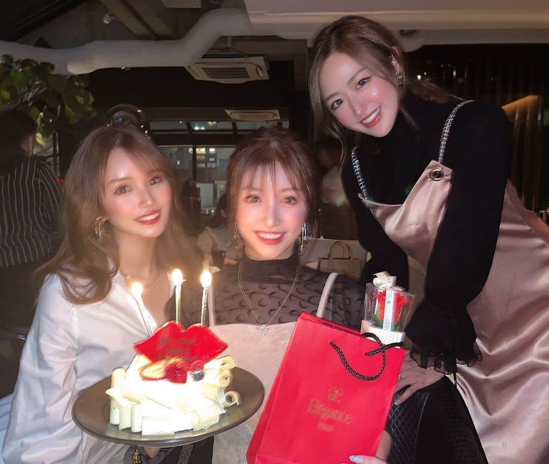 藤咲めいのインスタグラム：「今年もお祝いしてくれてありがとうだいすき😭💕💕 なみたんとみーたん💋 . . . . . #親友 #思い出 #誕生日サプライズ  #モデル #インフルエンサー #美容 #美容好きな人と繋がりたい #美容垢 #サロンモデル #ファッションコーデ #グルメな人と繋がりたい #写真好きな人と繋がりたい #サロンモデル #ポートレート #ポートレートモデル #被写体 #美容室 #美容師 #ヘアメイク #ヘアアレンジ #お洒落 #美容 #メイク #コスメ #ビジョビ #ootd #fashion」