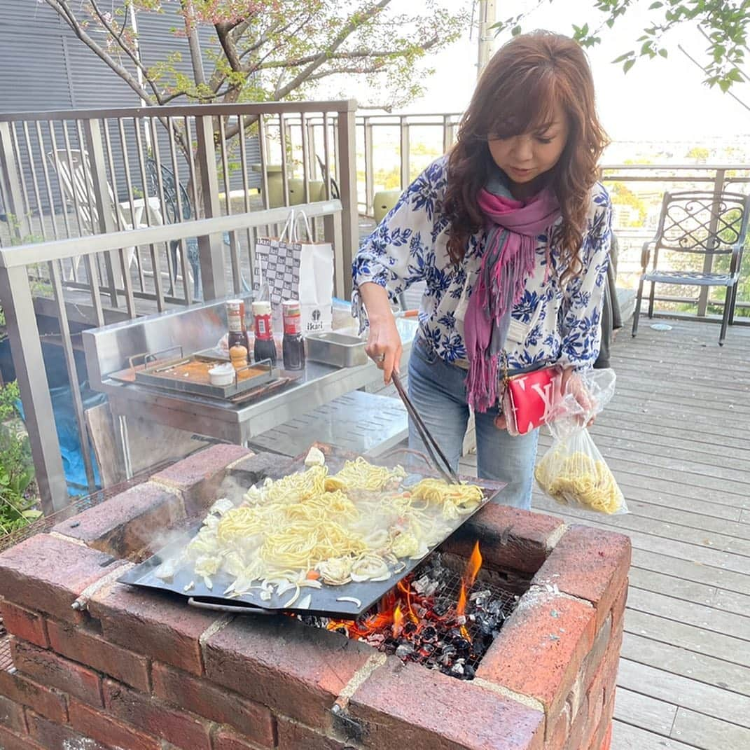 モモコさんのインスタグラム写真 - (モモコInstagram)「人んちの庭で、得意の焼きそば❗️ ホンマにむちゃ美味しいよー😆 焼いてる動画は後日にYouTubeで❗️  今回配信のYouTubeは、海釣りです🎣 釣りにめちゃハマりました。 その訳は…YouTube見てね💕  #ハイヒールモモコ #👠 #👠🍑 #CHANEL #シャネラー #グルメ #アメブロ  #YouTube #モモコ新聞 #焼きそば #得意料理 #釣り #釣り女 #船 釣り #早起きは三文の徳」4月14日 8時29分 - highheel_momoko