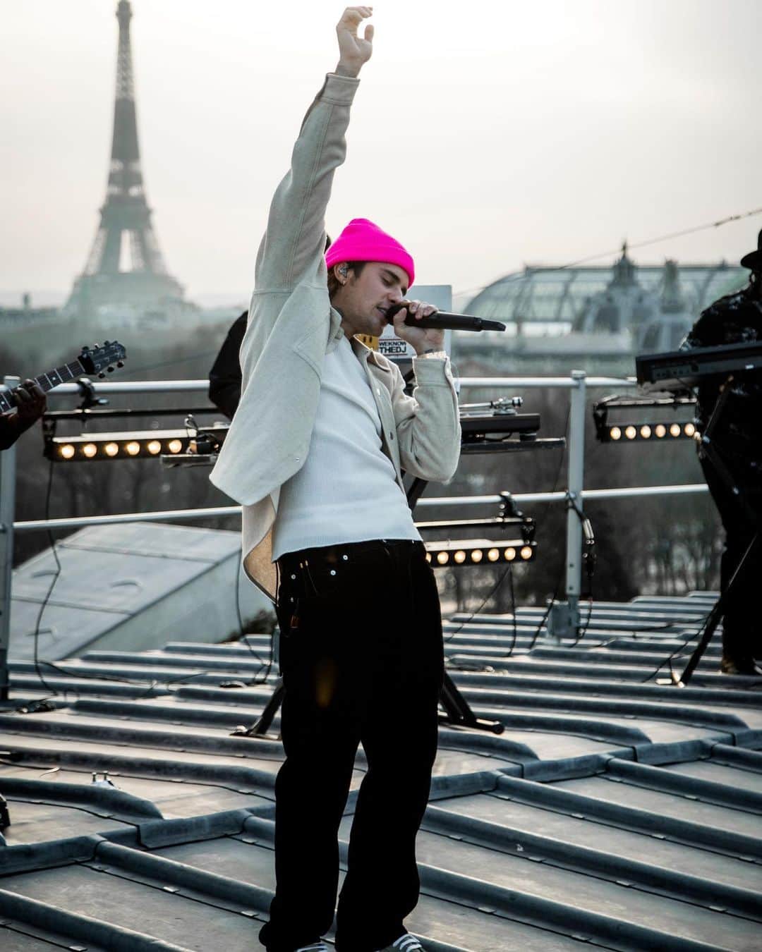 ジャスティン・ビーバーのインスタグラム：「Dont miss it in 30 minutes LIVE FROM PARIS WITH THE WETHEBAND  📷: @rorykramer」