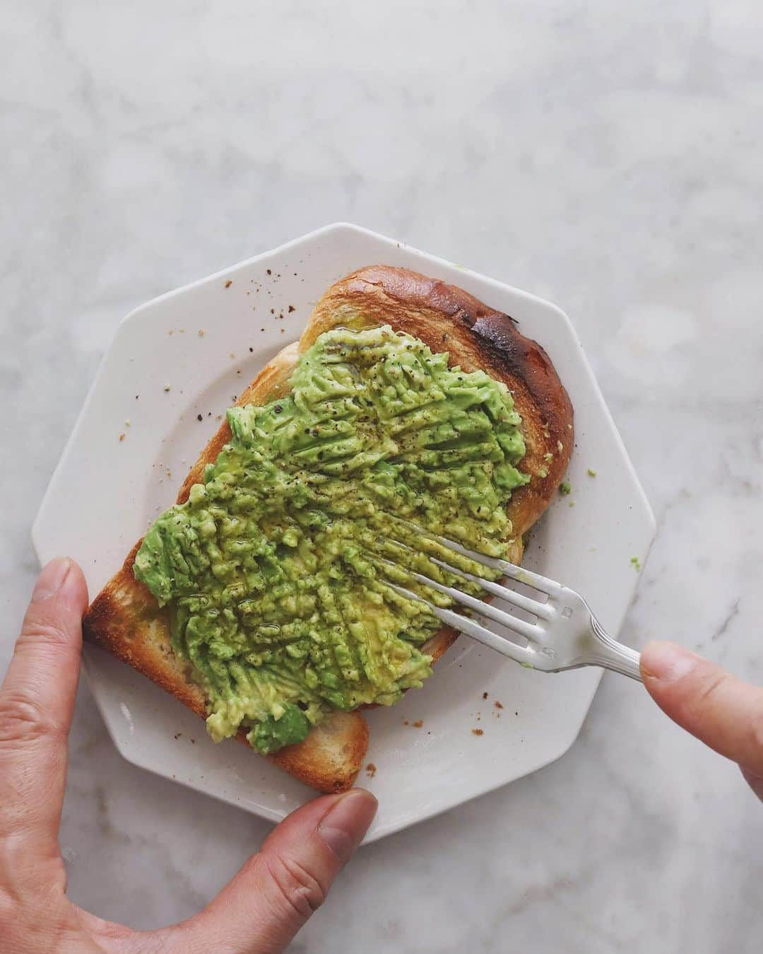 樋口正樹さんのインスタグラム写真 - (樋口正樹Instagram)「avocado toast . 朝のアボカドトースト。 アボカドをフォークで ペタペタと潰したやつ😋 . 味付けは塩と黒胡椒と レモスコを少々かけて☝️ . . #アボカドトースト #トースト #朝ベジ #朝ベジトースト #イギリスパン #アンデルセンイギリス #avocado #avocadotoast #toastsforall」4月14日 7時33分 - higuccini