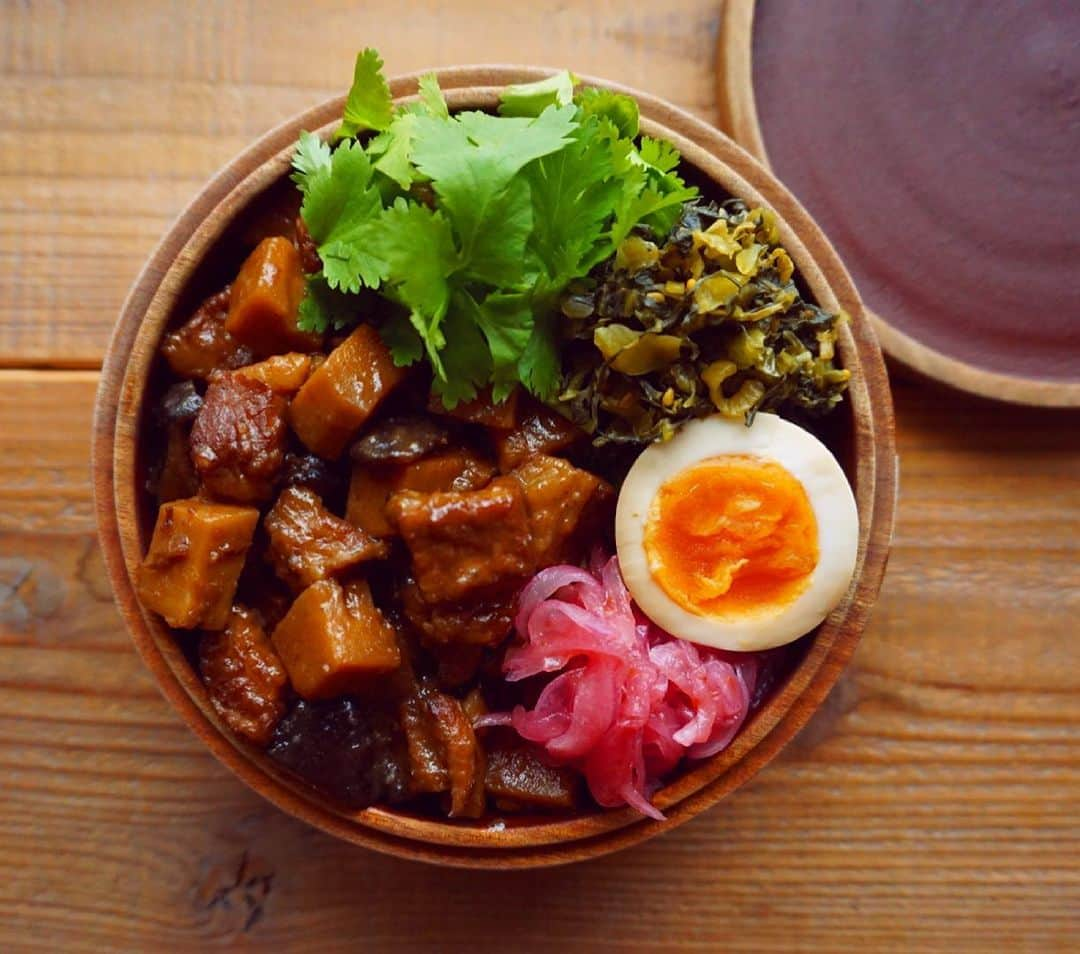 CHIKAのインスタグラム：「*. 久しぶりのお弁当🍱 *. タケノコ入りの魯肉飯おべんでおはようございます‪‪☺︎‬ 魯肉飯作ったんだけど食べ切れる訳もなく、これはわたしも食べなくては、、、と焦った結果のお弁当🙈 (最近自分の作ったものはあまり食べない🙄笑) 卵はアクシデントがあって半熟にならず🥺 フタを閉める前に追いパクチーしてパクチーまみれにしちゃった🤗🌿🌿🌿 *. この前お仕事中に代理店さんとお話してたら、どうやらわたしは生活感がないらしくご飯も作らないタイプで独身だと思ってたらしい。笑 仕事終わったらご飯作ってることを伝えたら感心して見直してくれたのでほっとしたよ😂 見た目のイメージっておもしいなぁと思いつつ、どんどんギャップで攻めていこうと心に誓いました😂😂😂 *. さてさて、雨降りの水曜日☔ 美味しいご飯でテンション上げて、今日も笑顔で頑張りましょうね♡ *. *. *. #お弁当#弁当#🍱#たま木工#lunch#lunchbox #魯肉飯#ちか弁」