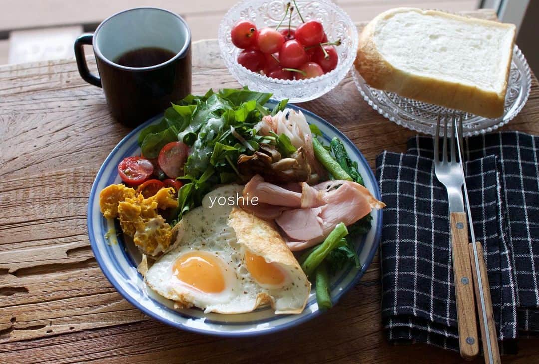 草間淑江さんのインスタグラム写真 - (草間淑江Instagram)「みなさまおはようございます！  ４月１４日の朝は、サラダ、焼き野菜、ハムエッグ、ダロワイヨのパン、さくらんぼ。  今朝はパン。  野菜は冷蔵庫にあるもので。  焼き野菜は、舞茸、インゲン、菊菜。  カニカマとルッコラとトマト、昨日のかぼちゃの煮物をマヨであえて。  ワンプレートにすると洗い物も楽。  今朝も感謝して。  ご馳走様でした。  さて、朝から雨の東京。  大きめの傘で出かけましょ。  みなさまが素敵な１日になりますように♡  #朝食#パン#サラダ#焼き野菜#目玉焼き#ダブルエッグ#さくらんぼ#母から#感謝#ご馳走様でした🙏🏻💕」4月14日 8時11分 - yoshie_kusama
