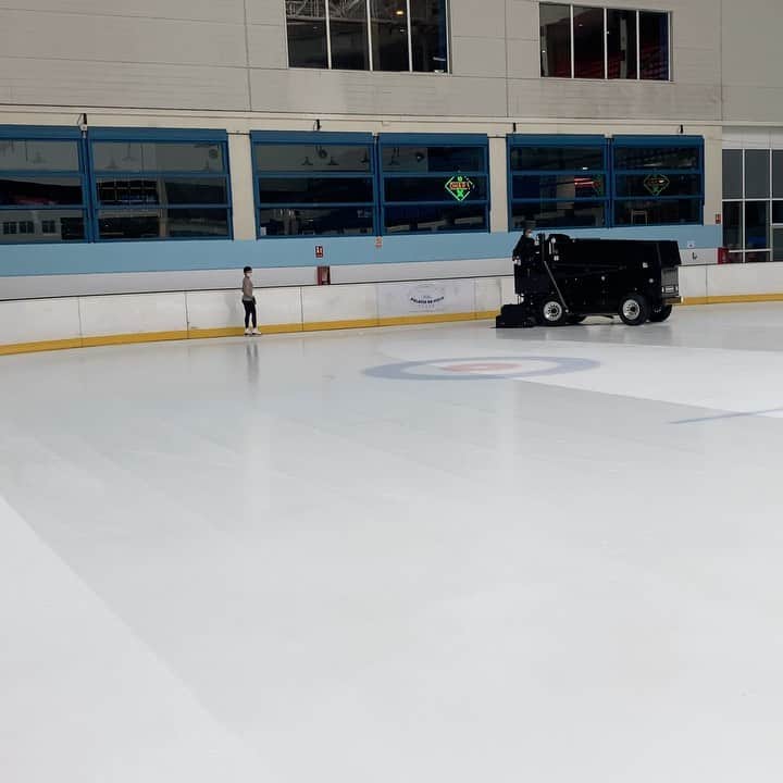のインスタグラム：「Jugando un poco al pilla pilla con la zamboni 🤸🏻‍♀️...Ni con ventaja me gana eeeh 😜⛸  Cosas que pasan cuando no quieres salirte de hielo...  📍@pistadehielodemadrid」