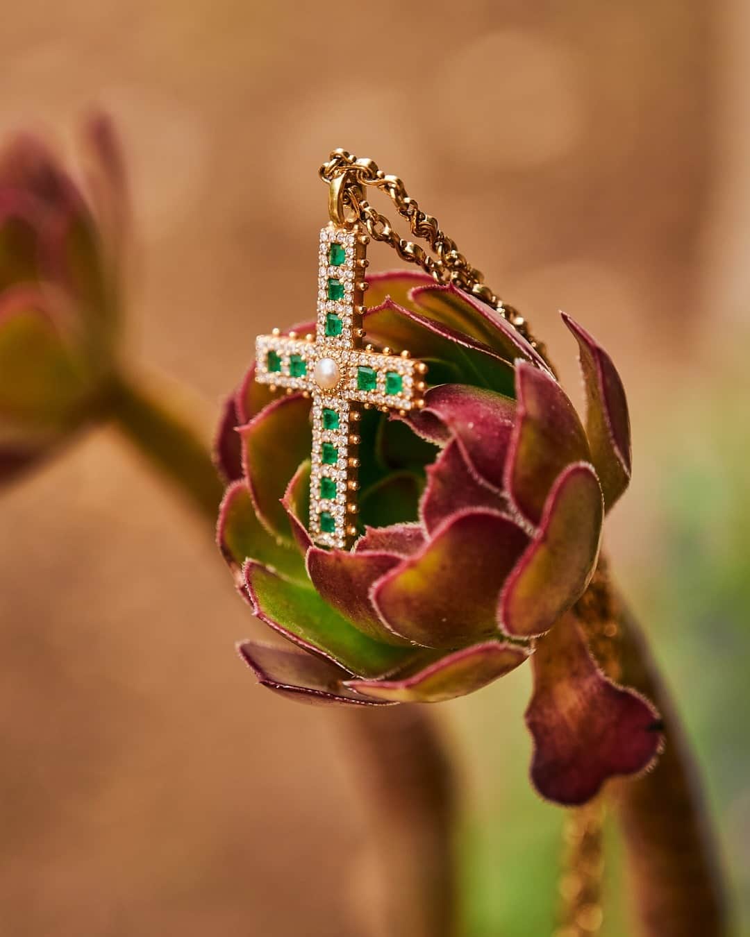 ジェイドジャガーのインスタグラム：「Madonna Emerald Cross necklace on hand-made Pope chain in 18k yellow gold. Details are on the website jadejagger.co.uk⠀⠀⠀⠀⠀⠀⠀⠀⠀ ⠀⠀⠀⠀⠀⠀⠀⠀⠀ If you want to see more of my designs then see my jewellery account @jadejaggerjewellery, and for any enquires please get in touch with the team by emailing sales@jadejagger.com」