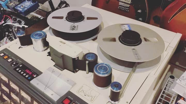 島田昌典のインスタグラム：「今日は自宅スタジオで久しぶりにアナログテープレコーディング。 大変だけど皆さんの力添えで素晴らしいオケになったー！ありがとう！」