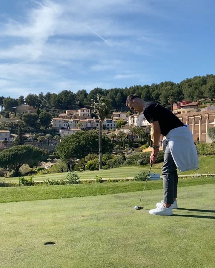 アルカディウシュ・ミリクのインスタグラム：「Difficult... or not? 😂😂 #golf」