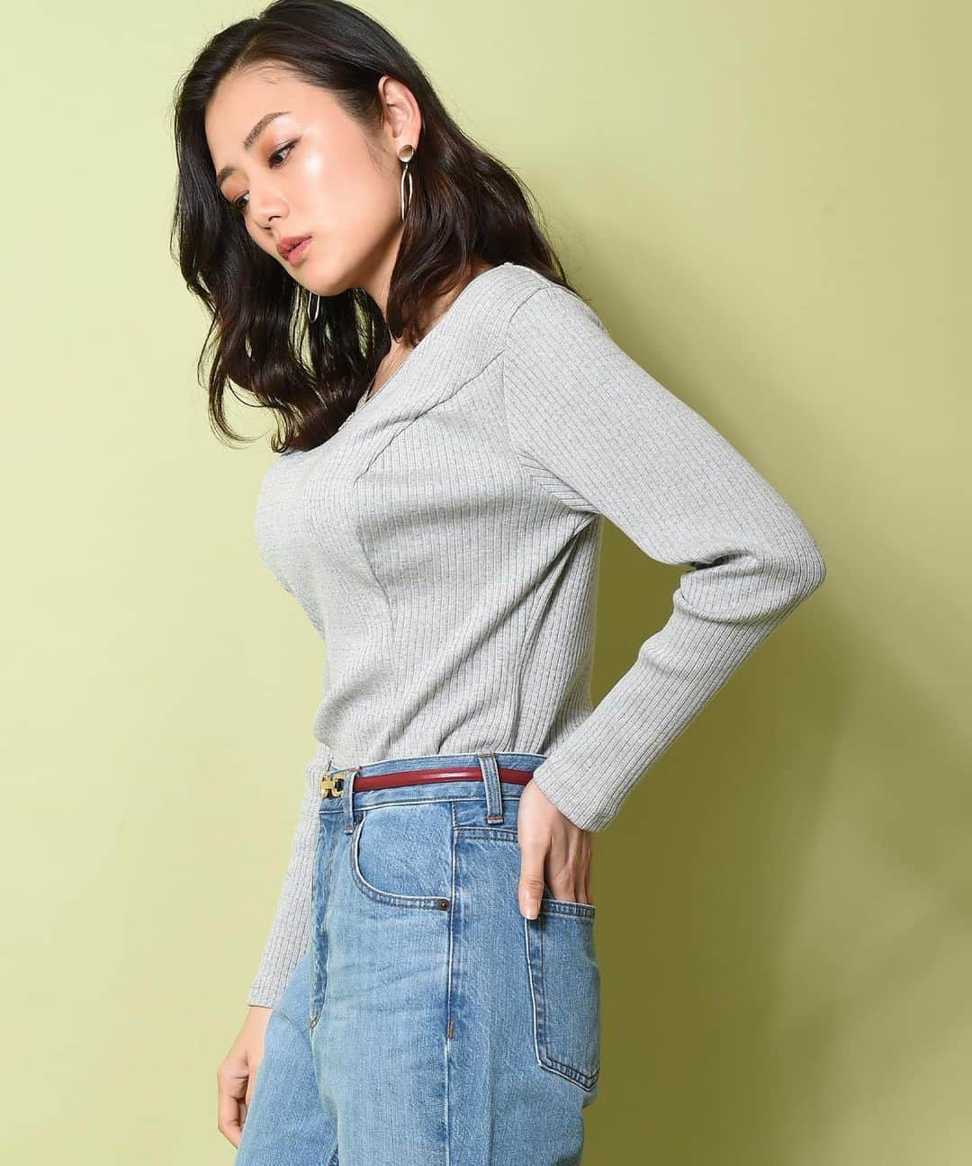 片山萌美のインスタグラム：「つくりが丁寧すぎる。 胸が大きくて洋服に困ってる方は 本当に、一度は着てほしい...！  #heartcloset  #ハートクローゼット @heartcloset_official  #moemikatayama」