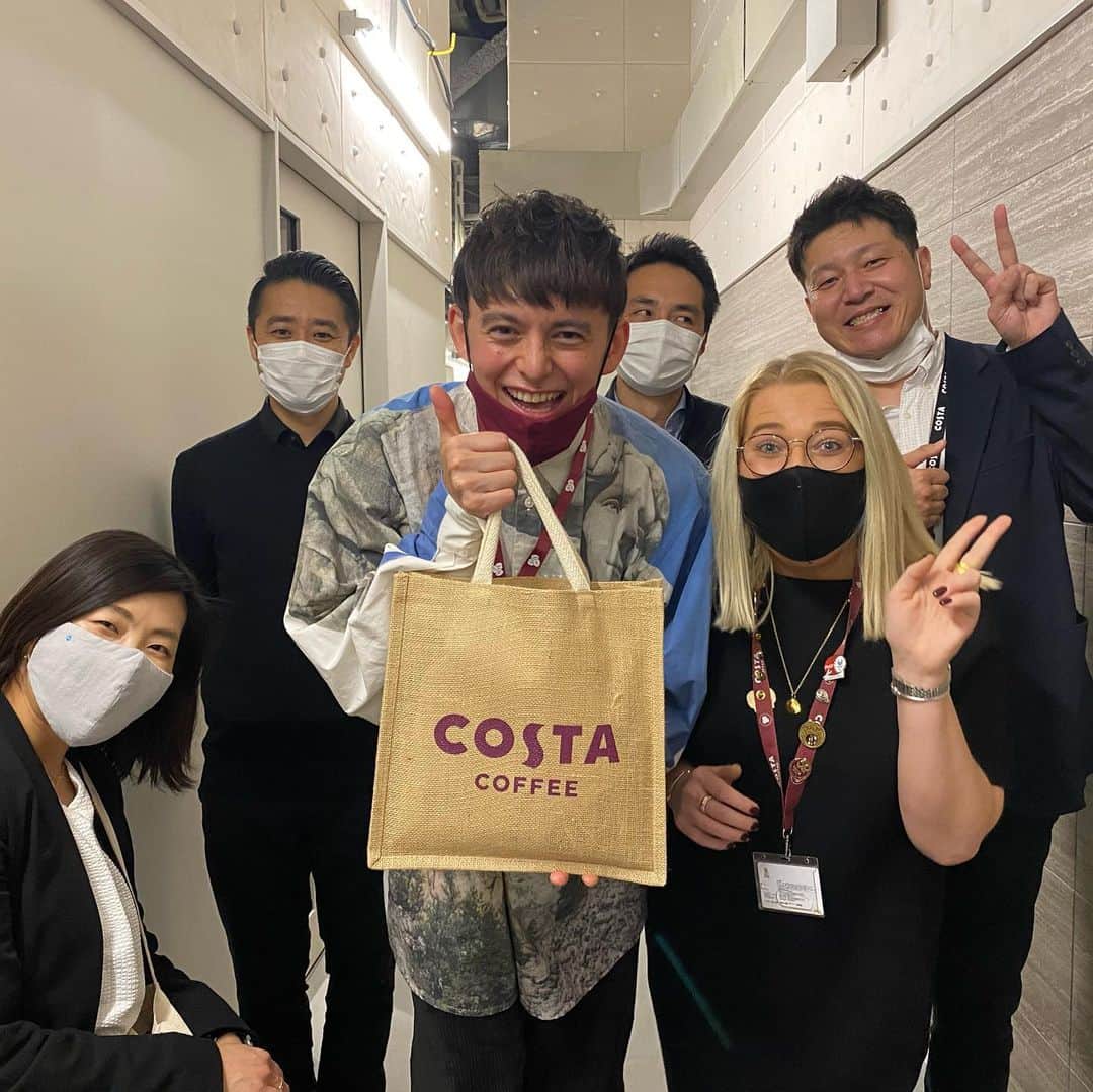 ハリー杉山さんのインスタグラム写真 - (ハリー杉山Instagram)「COSTA COFFEE。僕の青春のコーヒーです🕺🏻ロンドンではピカデリー、オックスフォードサーカス、どこ行っても200mごとにCOSTAのお店が🙂  サッカー選手(ディマッテオやデサイー、何故かチェルシーの選手が多く)ミュージシャン、学生、色んなクリエィティブが一つになる空間で飲むエスプレッソは格別でした😄  そんな @costacoffee が日本でコスタブラックとコスタカフェラテを展開。  1日だけ磯村くんとバリスタになりました👁磯村くんの肩幅47.5cm広かったなー💂🏻‍♀️サウナの話もっとしたかったなー🦸‍♂️  Great times with @costacoffeejp . All those fab years drinking an espresso with my boys at school talking dreams💂🏻‍♀️Great to have you guys get going big style in Japan  wearing a @paulsmithjapan beauty  #コスタコーヒー  #costacoffee」4月14日 0時39分 - harrysugiyama