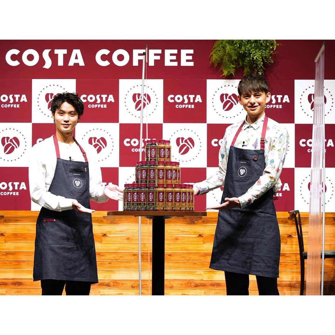 ハリー杉山さんのインスタグラム写真 - (ハリー杉山Instagram)「COSTA COFFEE。僕の青春のコーヒーです🕺🏻ロンドンではピカデリー、オックスフォードサーカス、どこ行っても200mごとにCOSTAのお店が🙂  サッカー選手(ディマッテオやデサイー、何故かチェルシーの選手が多く)ミュージシャン、学生、色んなクリエィティブが一つになる空間で飲むエスプレッソは格別でした😄  そんな @costacoffee が日本でコスタブラックとコスタカフェラテを展開。  1日だけ磯村くんとバリスタになりました👁磯村くんの肩幅47.5cm広かったなー💂🏻‍♀️サウナの話もっとしたかったなー🦸‍♂️  Great times with @costacoffeejp . All those fab years drinking an espresso with my boys at school talking dreams💂🏻‍♀️Great to have you guys get going big style in Japan  wearing a @paulsmithjapan beauty  #コスタコーヒー  #costacoffee」4月14日 0時39分 - harrysugiyama