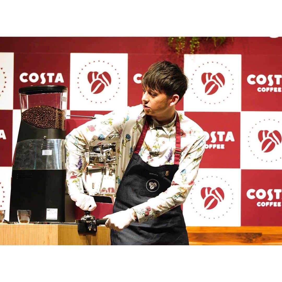 ハリー杉山さんのインスタグラム写真 - (ハリー杉山Instagram)「COSTA COFFEE。僕の青春のコーヒーです🕺🏻ロンドンではピカデリー、オックスフォードサーカス、どこ行っても200mごとにCOSTAのお店が🙂  サッカー選手(ディマッテオやデサイー、何故かチェルシーの選手が多く)ミュージシャン、学生、色んなクリエィティブが一つになる空間で飲むエスプレッソは格別でした😄  そんな @costacoffee が日本でコスタブラックとコスタカフェラテを展開。  1日だけ磯村くんとバリスタになりました👁磯村くんの肩幅47.5cm広かったなー💂🏻‍♀️サウナの話もっとしたかったなー🦸‍♂️  Great times with @costacoffeejp . All those fab years drinking an espresso with my boys at school talking dreams💂🏻‍♀️Great to have you guys get going big style in Japan  wearing a @paulsmithjapan beauty  #コスタコーヒー  #costacoffee」4月14日 0時39分 - harrysugiyama