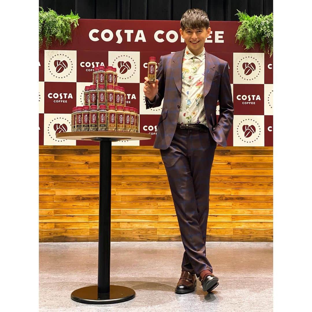ハリー杉山さんのインスタグラム写真 - (ハリー杉山Instagram)「COSTA COFFEE。僕の青春のコーヒーです🕺🏻ロンドンではピカデリー、オックスフォードサーカス、どこ行っても200mごとにCOSTAのお店が🙂  サッカー選手(ディマッテオやデサイー、何故かチェルシーの選手が多く)ミュージシャン、学生、色んなクリエィティブが一つになる空間で飲むエスプレッソは格別でした😄  そんな @costacoffee が日本でコスタブラックとコスタカフェラテを展開。  1日だけ磯村くんとバリスタになりました👁磯村くんの肩幅47.5cm広かったなー💂🏻‍♀️サウナの話もっとしたかったなー🦸‍♂️  Great times with @costacoffeejp . All those fab years drinking an espresso with my boys at school talking dreams💂🏻‍♀️Great to have you guys get going big style in Japan  wearing a @paulsmithjapan beauty  #コスタコーヒー  #costacoffee」4月14日 0時39分 - harrysugiyama