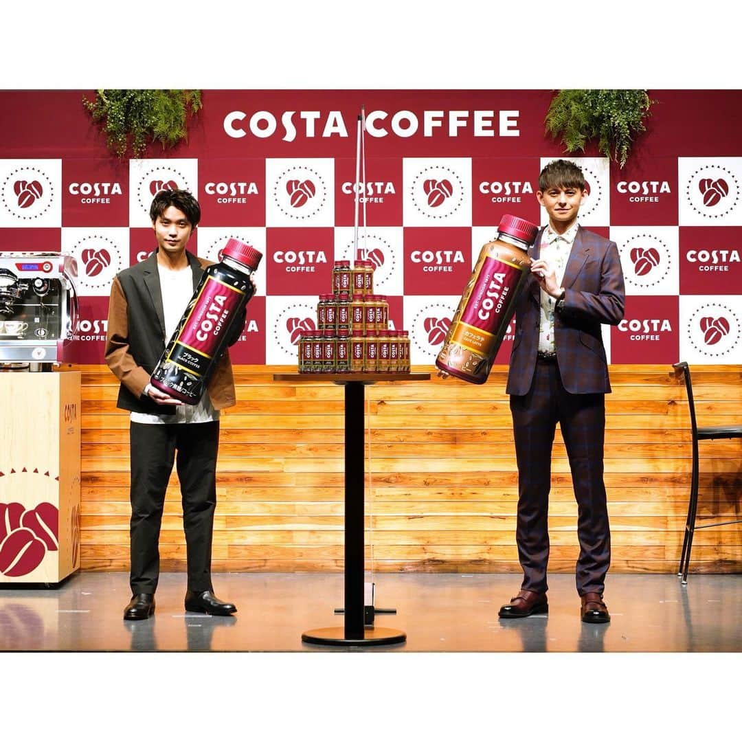ハリー杉山のインスタグラム：「COSTA COFFEE。僕の青春のコーヒーです🕺🏻ロンドンではピカデリー、オックスフォードサーカス、どこ行っても200mごとにCOSTAのお店が🙂  サッカー選手(ディマッテオやデサイー、何故かチェルシーの選手が多く)ミュージシャン、学生、色んなクリエィティブが一つになる空間で飲むエスプレッソは格別でした😄  そんな @costacoffee が日本でコスタブラックとコスタカフェラテを展開。  1日だけ磯村くんとバリスタになりました👁磯村くんの肩幅47.5cm広かったなー💂🏻‍♀️サウナの話もっとしたかったなー🦸‍♂️  Great times with @costacoffeejp . All those fab years drinking an espresso with my boys at school talking dreams💂🏻‍♀️Great to have you guys get going big style in Japan  wearing a @paulsmithjapan beauty  #コスタコーヒー  #costacoffee」