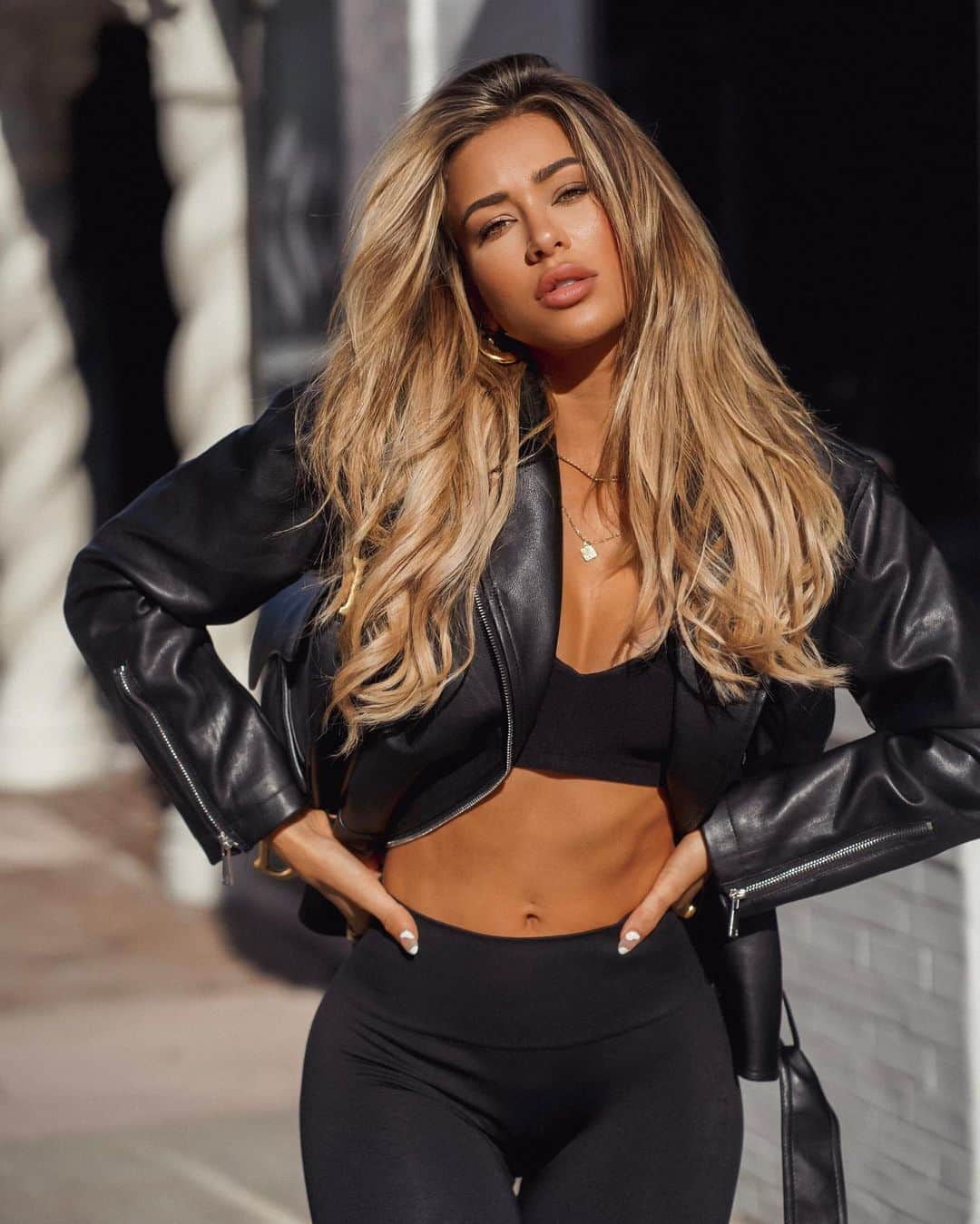 Cindy Pradoさんのインスタグラム写真 - (Cindy PradoInstagram)「Something about a leather jacket that just instantly makes you look cool 😎 Even in 80 degree weather haha - wearing @boohoo #boohoo」4月14日 0時51分 - cindyprado