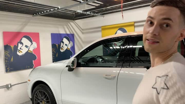 アダム・リッポンのインスタグラム：「Well, @carmax really DID THAT. Their 24hr test drive is the real deal. I got to see how it looks in my garage and even make a stop at @dunkin. The best part about all of this is that YOU can go and experience their 24hr test drive for yourself!, #DoinDonuts #24HrTestDrive #ad While supplies last. Select markets only. Learn more at http://bit.ly/CMDDAR」