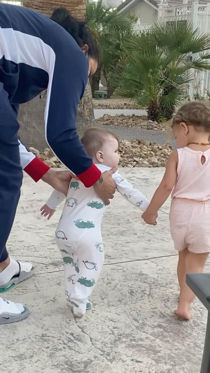 マッケンジー・ダーンのインスタグラム：「Special moments! The girls taking a walk! So cute! Moments at UFC Vegas with this great family! Raegan & Moa! 💕 @ninaansaroff @amanda_leoa @santoswesley @moadernsantos」
