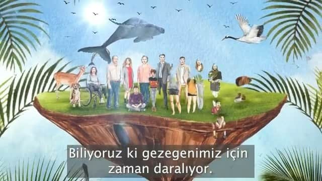 ベレン・サートのインスタグラム：「@greenpeaceturkiye 25. Yili kutlu olsun! Bu gemide herkese ihtiyacimiz var! 🐝  ・・・ Sen olmasaydın kömürlü termik santrallerle daha karanlık olurdu dünyamız, daha az arı kanat çırpar, daha çok plastik atık karışırdı gezegenimize. Nefessiz kalırdı okyanuslar. Sen olmasaydın iklim krizine karşı çıktığımız bu yolda bir eksik kalırdık. 💚  Birlikte mücadele ederek, zaferlerle doldurduğumuz koskoca 25 yılı geride bıraktık… 25 yıla yakışır unutulmaz bir hatıra yapalım dedik. 25 yıl boyunca kullanılan Greenpeace pankartları yaş günümüze özel bez çantalara dönüştü. Çantanı alıp, omzuna taktığında ya da bir dostuna hediye ettiğinde için gururla dolsun.⁠ Şimdi 25. yıla özel bez çantalarla mücadelemizi omuzlarda taşıma zamanı! 💪  Profildeki bağlantıya tıkla, kampanyanı seç, sınırlı sayıda çantadan biri senin olsun! Seslendiren: Beren Saat @berenn_saat 💚」