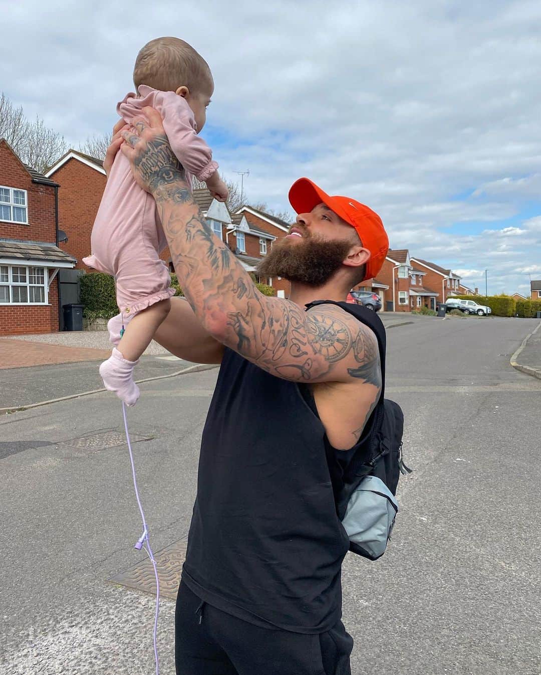 アシュリー・ケインのインスタグラム：「Today was the first time in the 8 months of Fatherhood that I’ve had the chance to walk down the street with my baby in my arms. No hospital, no isolation, no pram with a protective cover... Just me, and my baby, doing what a daddy and daughter should be able to do. When I say this to you all I really mean it... Appreciate what you have, cherish every single moment and always be the best you that you can be for the ones you love. ❤️  I have been told today, there is an official doorstep clap that’s been organised for azaylia tonight at 7pm. To this day, I am still amazed and overwhelmed at the amount of love and support for my beautiful daughter, and I am grateful for everyone who has arranged and will be taking part in tonight’s clap, to show support for Azaylia and her journey. 🙌🏾  Despite what’s going on, I truly feel blessed that I get to spend these days with the best thing that ever happened to me. They will stay with me in my heart forever! ✊🏾❤️  (If you are taking part in tonight’s clap, we would love you to send videos to azayliaslions@cowshedsocial.com so we can create a really nice video for our memories) 🙏🏾」