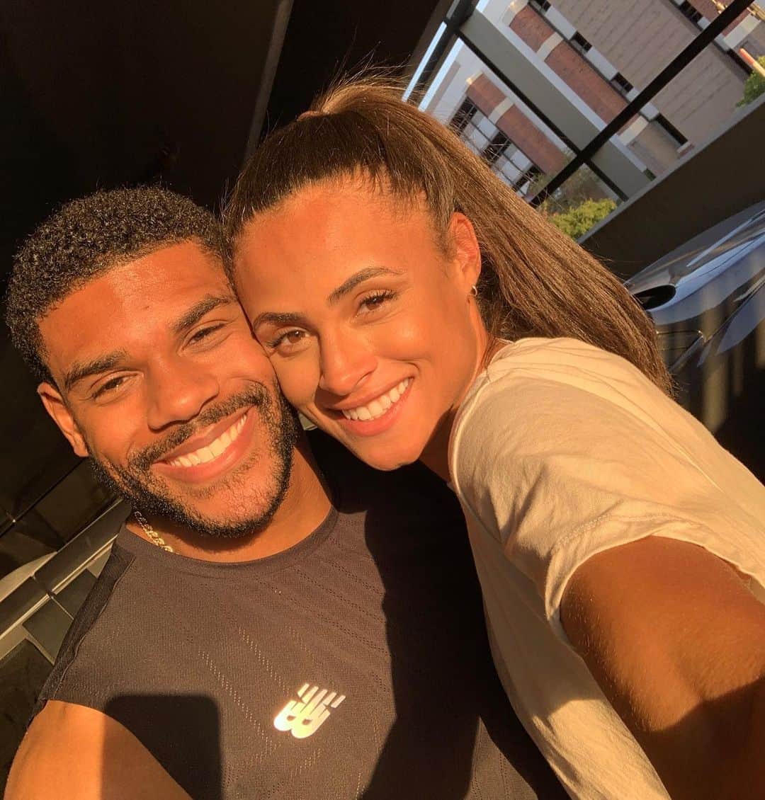 シドニー・マクローリンのインスタグラム：「... but when he loves me 🤍」