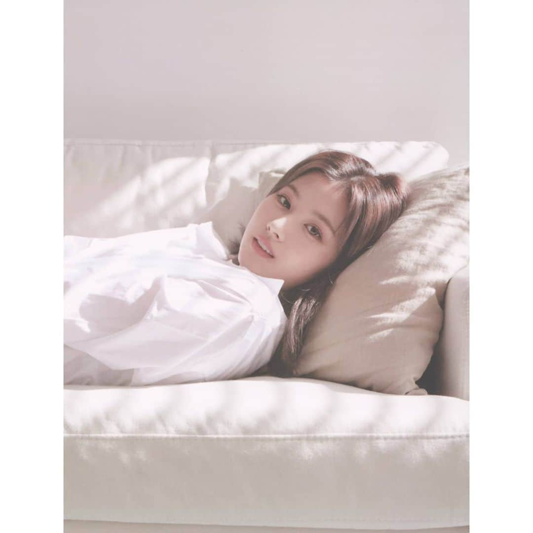 サナさんのインスタグラム写真 - (サナInstagram)「[SCAN] Yes I Am Sana photobook (4) . Cr. Njmsjmdct2 ーーーーーーーーーー Follow > @sana.twice.kr < . @twicetagram #TWICE#트와이스#ONCE#Sana#사나 #Nayeon#나연#Jeongyeon#정연#Momo#모모#Jihyo#지효#Mina#미나#Dahyun#다현#Chaeyoung#채영#Tzuyu#쯔위」4月14日 6時40分 - sana.twice.kr