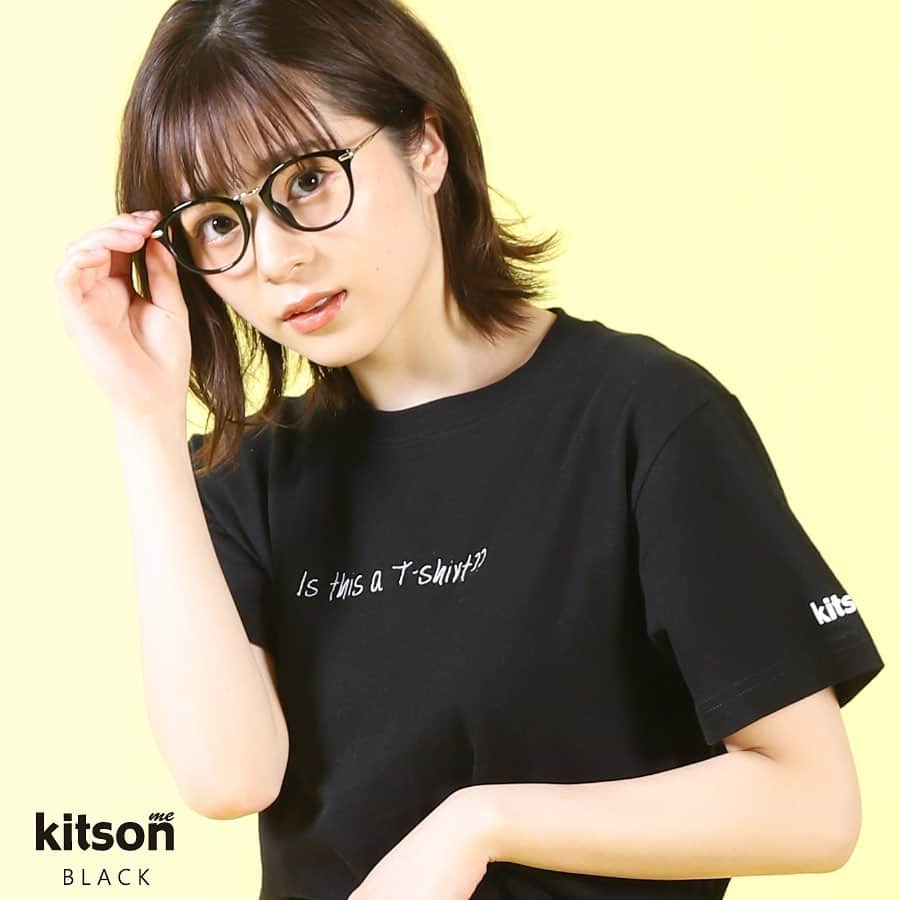 竹内夢さんのインスタグラム写真 - (竹内夢Instagram)「.  【 kitson me × 竹内夢 】  さぁっっ！！  予約START & デザイン公開になりました✌︎✌︎✌︎ 「Tシャツ」と「ロンT」です！！  今回は、私が大好きなものがぎゅーっと詰まったデザインになりました♔♔ そしてちょっと遊び心もあったり…？？  Tシャツのバックには私が愛用しているピグノーズのギターの絵🎸  そしてロンＴのバックには、私のお気に入りの写真を絵にしたものを大きめにプリントしました🌱  なんと、プリントの絵は東京に来てからずっと仲良しの友達に描いてもらったのです😭😭  一緒にお仕事できて本当に嬉しい…！！  身長157cmのHP着用サイズはこんな感じ⤵︎ ⤵︎  〇ロンT BLACK  Lサイズ WHITE  XLサイズ NATURAL  Lサイズ CHARCOAL  Mサイズ PINK  XLサイズ  〇Tシャツ BLACK  ユニセックスS WHITE  ユニセックスM NAVY  レディースL ORANGE  レディースM WINE  ユニセックスS PURPLE 　ユニセックスS  完全受注生産で、 受注締切が《5月25日23時59分》までです！  是非、私とおそろいにしましょうっっ！！♔  @kitson_me」4月14日 17時02分 - yume_takeuchi_ta