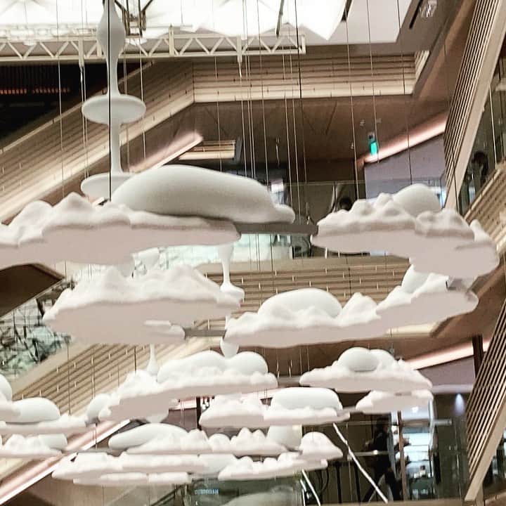 のインスタグラム：「2021年４月12日より展示されている、名和晃平氏のインスタレーション「Metamorphosis Garden」(変容の庭)。生命と物質とその境界にあるものをテーマにしている作品で、生命の象徴としての鹿を中心に無数の島々が取り囲んでいます。空間いっぱいに広がる幻想的な世界が、おとぎ話の世界にいるような錯覚を覚えさせてくれます。-2022年4月まで展示の予定です。ぜひ皆様お出かけください✨ #銀座  #ginza  #銀座シックス  #ginzasix  #メゾンドナディア #maisondenadia  #jewelry  #art #インスタレーション #ginzasix  #名和晃平」