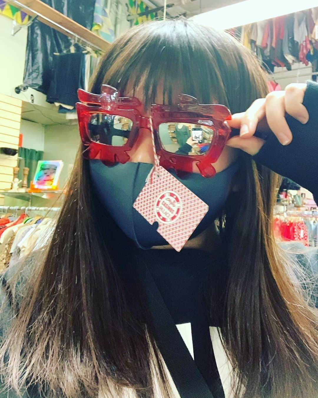 谷花音さんのインスタグラム写真 - (谷花音Instagram)「前にイースターの買い出しに行った時にホストシスターがこれ何語！？って聞いてきてTokyo！って言ったら写真撮りな！！って言われて撮った1枚です笑笑  #谷花音 #アメリカ #留学 #東京メガネ #発見 #レンズに #自撮りの手が写ってて #恥ずかしい笑笑 #明日は #水曜日なので #制服を着なくていい日！」4月14日 17時30分 - t_kanon_ta