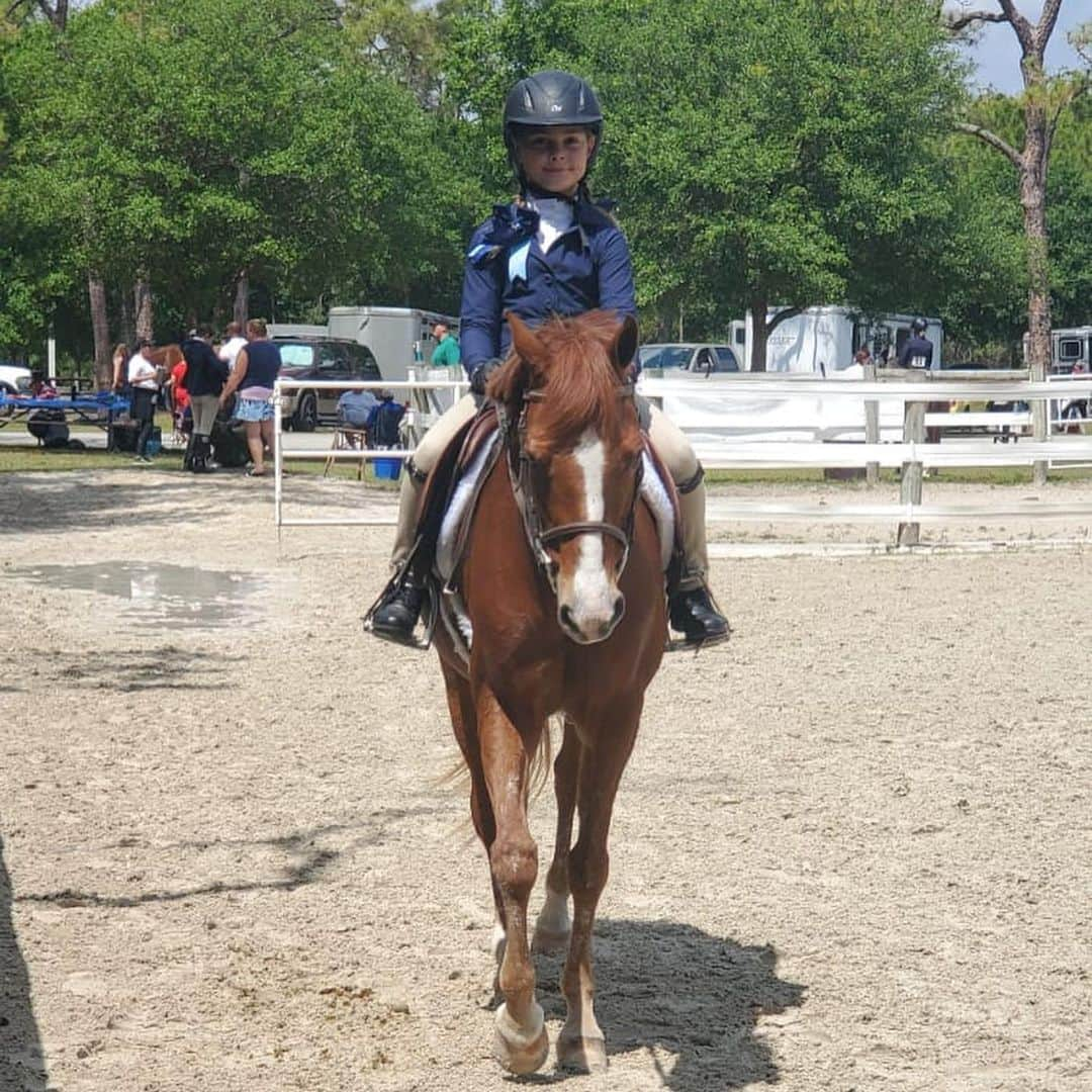 ルイ・ウーストハウゼンさんのインスタグラム写真 - (ルイ・ウーストハウゼンInstagram)「My girls sitting pretty on their horses. Jana got first place on our horse Buddy at our Horseman’s Association Show! And Sophia rode her favorite horse Foxy. Proud of my girls!」4月14日 9時07分 - louisoosthuizen57