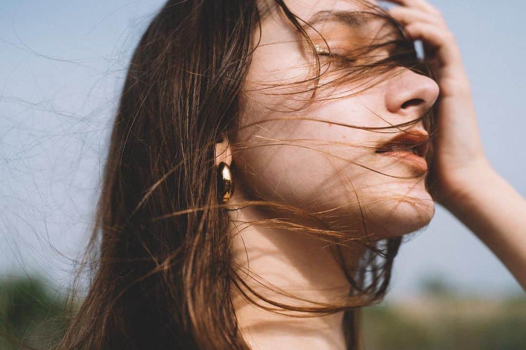 花盛友里のインスタグラム：「Shooting for @camille_eau   もうすぐデビューする新しいブランドの撮影。ブランドのみなさんがすごく仲が良くて最高の雰囲気だったなぁ。 どんな気持ちで作ってるかわかるのってすごく大事だよなぁ。」