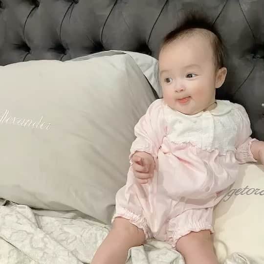 アレクサンダーのインスタグラム：「おはようのご褒美動画❤️ #赤ちゃん #baby」